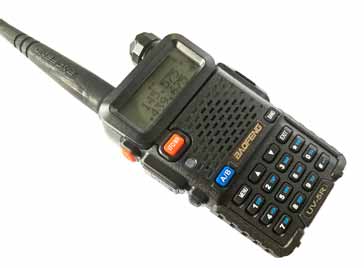 Ejemplo de transceptor de mano VHF / UHF que podría usar un repetidor