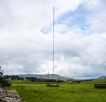 Una antena de transmisor de transmisión de onda media utilizada para una cobertura relativamente local utilizando la propagación de ondas terrestres