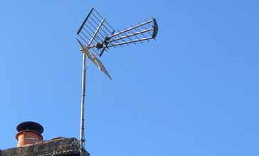 A multi-boom UHF TV antenna