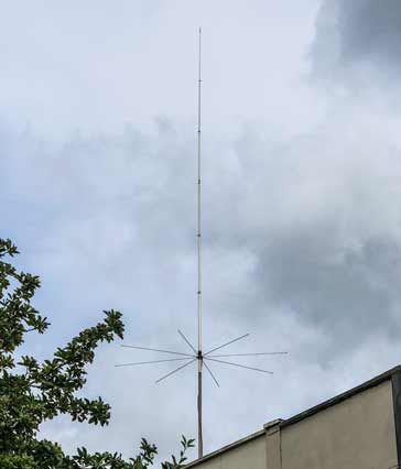 Vertical antenna with ground radials