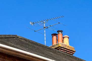 Comparison of the sizes antennas used for different frequencies - VHF (lower) and UHF (higher) showing the different element lengths needed. 