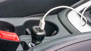 Un chargeur USB de voiture in situ