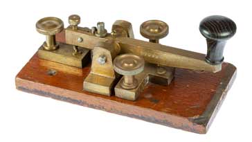 Una llave Morse típica de la oficina de correos británica, mucho más pesada que algunas de las llaves estadounidenses, ya que no se usaba para operación portátil.
