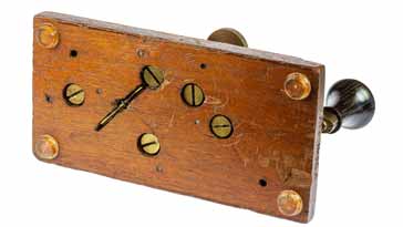 La parte inferior de la llave telegráfica Walters Patt 1056A Morse