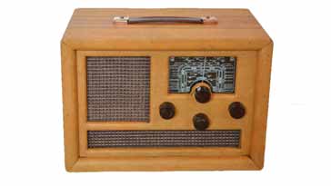 Front view of the Double Decca BM5C vintage broadcast radio