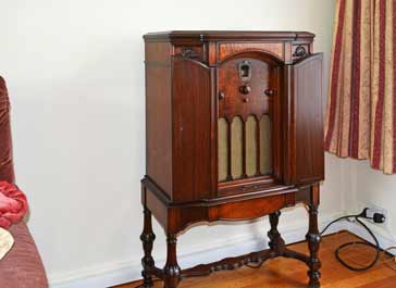 External view of an 11 valve Philco 111 11 valve superhet vintage radio or antique radio introduced in 1931