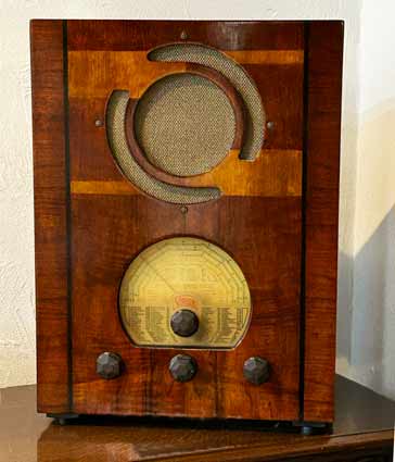 Vidor 254 vintage broadcast radio